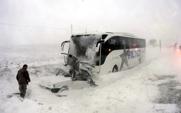 Yolun kenarında beklerken otobüsün altında kaldı!