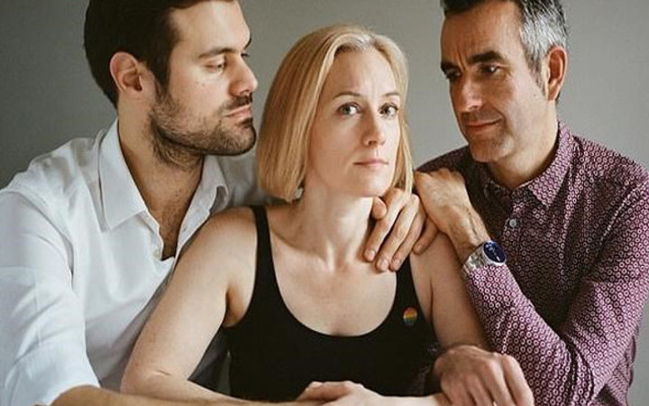 Tek eşlilikten sıkıldım dedi hem eşi hem sevgilisiyle...