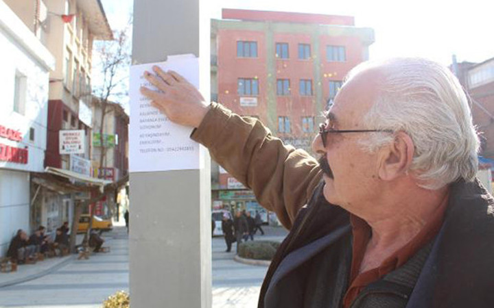 2 yıldır her yere ilanlar yapıştırıyor! Öyle bir nedeni var ki...