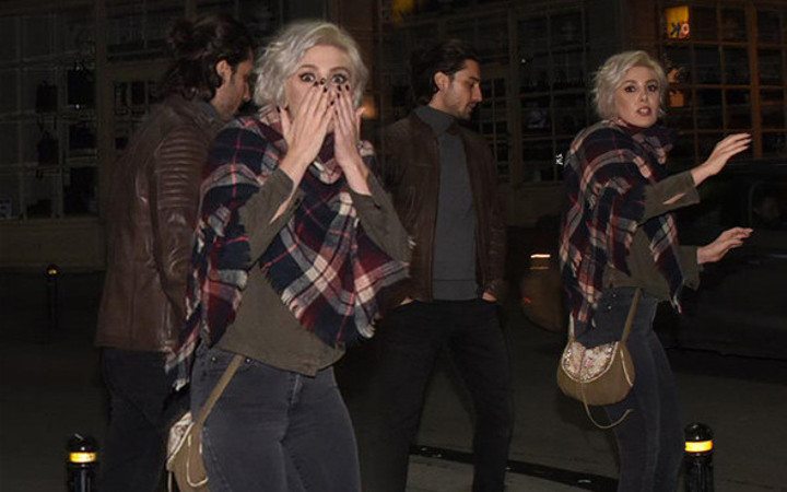 Çapkınlık yaparken basıldı muhabirlere yalvardı!