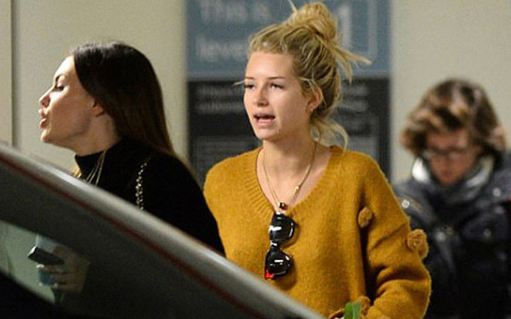 Markete sütyensiz gitti paparaziler peşini bırakmadı