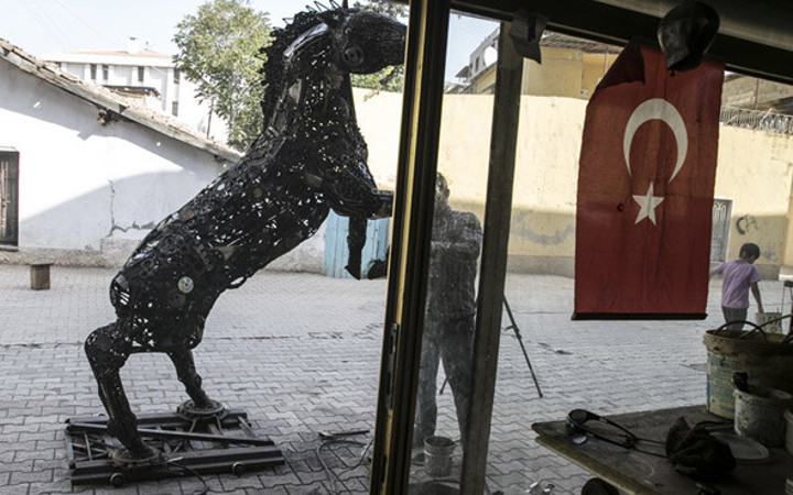 30 bin parça hurdadan at heykeli yaptı
