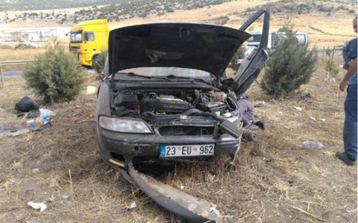 Takla atan otomobildeki anne ile bebeği öldü