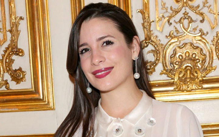 Sosyetik güzel işe girdi! Maaşı tam 830 bin lira...