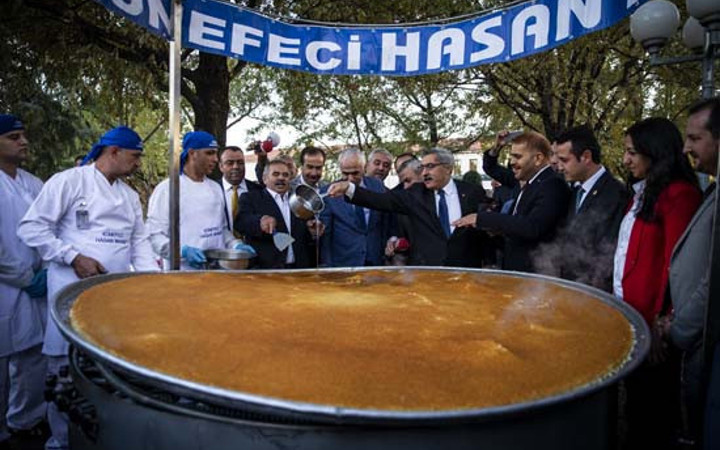 Meclis bahçesinde pişirilen 2 bin 500 kişilik künefe 1 saatte tükendi 