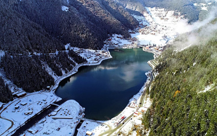 Uzungöl karlar altında kartpostallık görüntüler