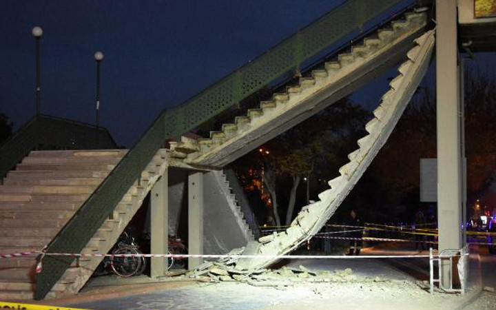 Konya'da üst geçit çöktü: Yaralılar var!