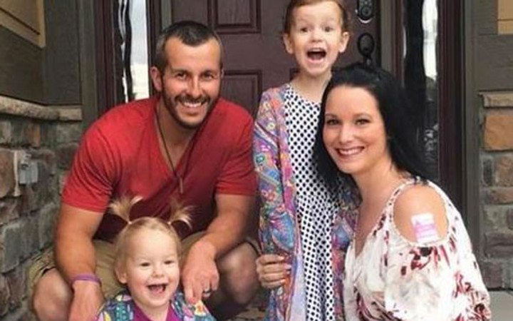 Eşini ve iki kızını öldürüp televizyon programında onları bulun diye ağladı