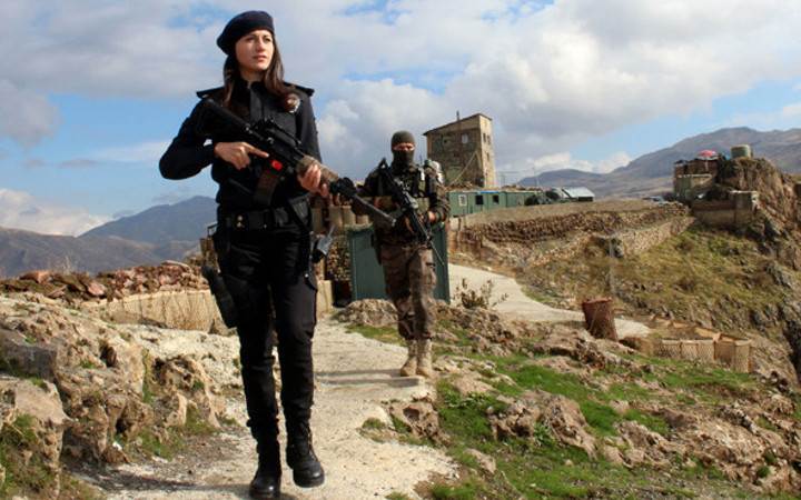 Dicle komiser gündüz vatan nöbetinde, akşam ise...