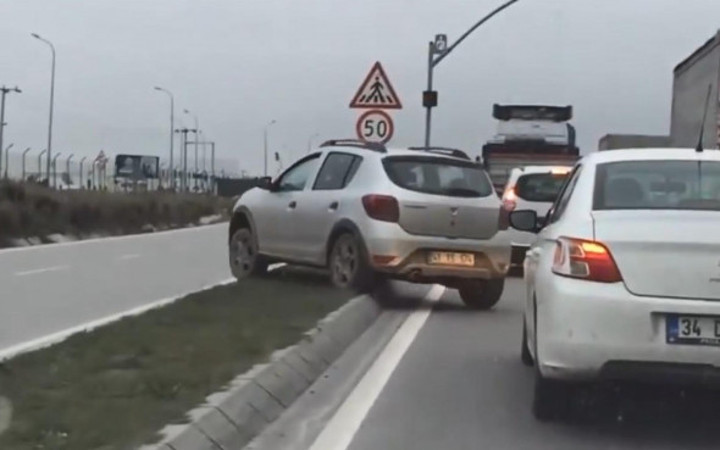 Işıkta beklememek için yaptıkları şaşkına çevirdi!