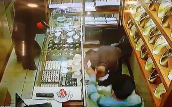 Çarşafla kuyumcuya girdi: Dehşet saçtı!