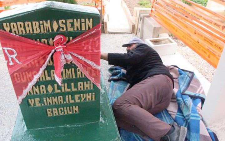 9 aydır kazada ölen oğlunun mezarında yaşıyor