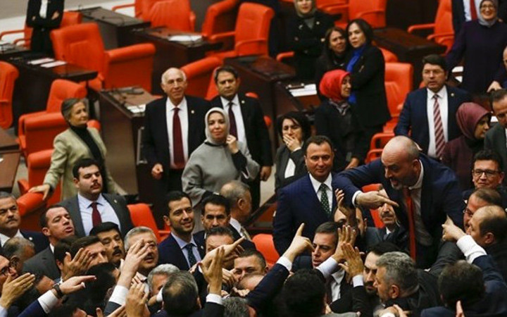 Bütçe görüşmelerinde gerginlik çıktı ortalık birbirine girdi