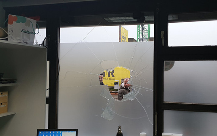 Türk iş yerine ırkçı saldırı! Domuz bibloları bırakıp...