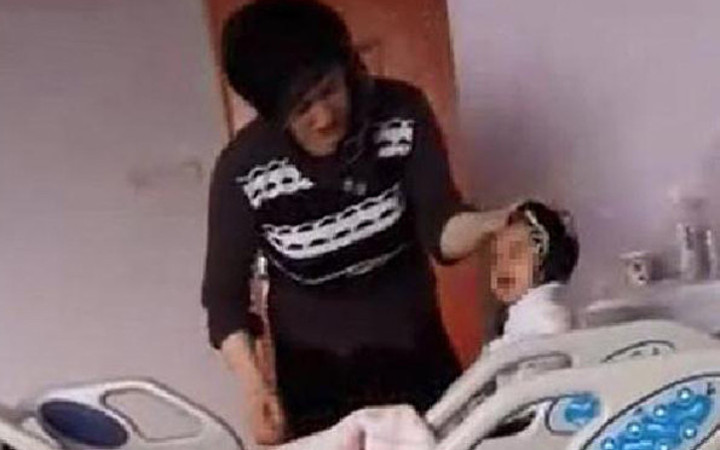 Hastanede çekilde 7 aylık bebeğine zalimlik yapan anne