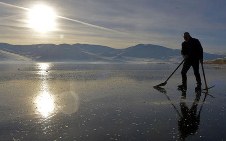 Tamamen dondu! Balıkçılar sandallarını kıyıya çekti