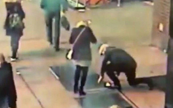 Böyle evlilik teklifi görülmedi! Yüzüğü mazgala düşürünce...