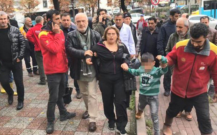 Vatandaşlar fark edip yakaladı! Dakikalarca çocuğuyla yalvardı