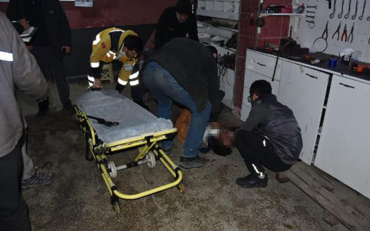 Silahıyla oynarken müşterisini vurdu!