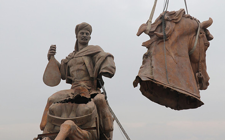 Türkiye'nin en büyük heykelinin montajına başladı