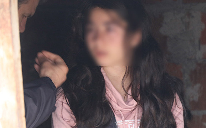 Çatıdan gelen çığlık polisi alarma geçirdi! 19 yaşındaki kız...