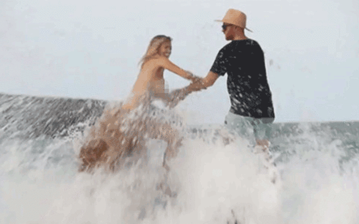 Dünyaca ünlü model çıplak poz verirken kayalıklardan düştü!