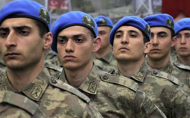 Asteğmenler mavi bere taktı