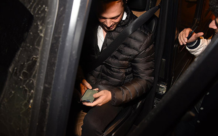 Büyük şok! Ünlü şarkıcıyı içeri aldı işinden oldu