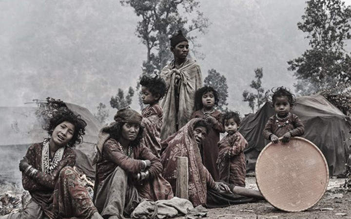 Maymun eti yiyorlar ölülerini dik gömüyorlar işte dünyanın en ilkel kabilesi 