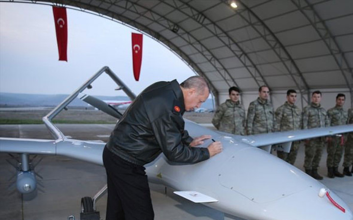 Cumhurbaşkanı Erdoğan'dan TB2'ye imza