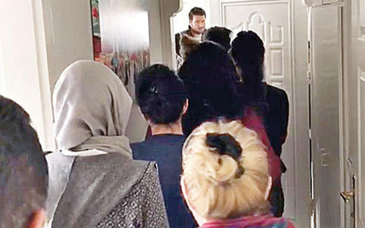 Kadınlarla tahrik edip cinsellik hapı satmışlar...