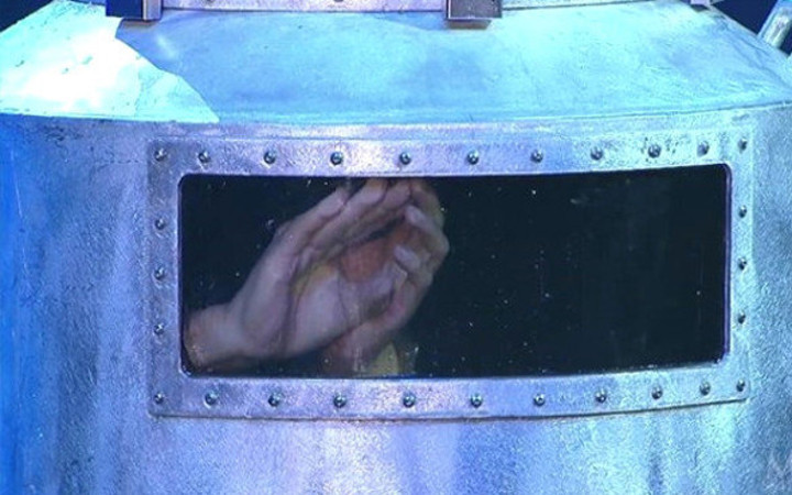 Maskeli sihirbaz su altı numarasını ifşa edeyim dedi ama...