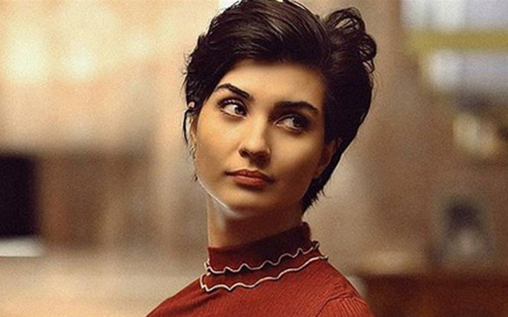 Tuba Büyüküstün'ün ikizi herkesi  şaşırttı