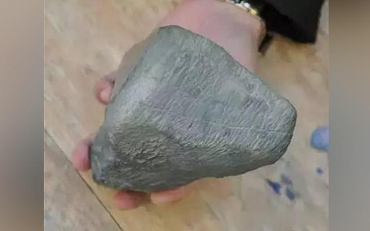 Yolda yürürken taş buldu hayatı değişti artık tetikte olacaksınız