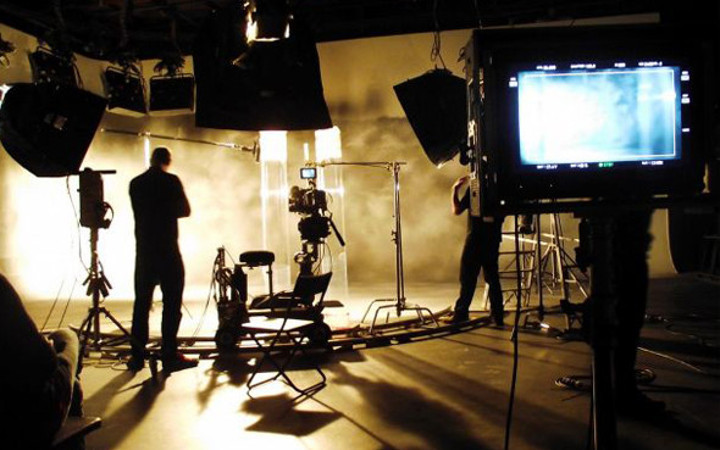 Mağazada gece gündüz canlı canlı cinsel içerikli yayına başladılar skandal