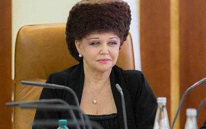 Gördüğünüz bu kadın tamamen gerçek hem de mecliste!