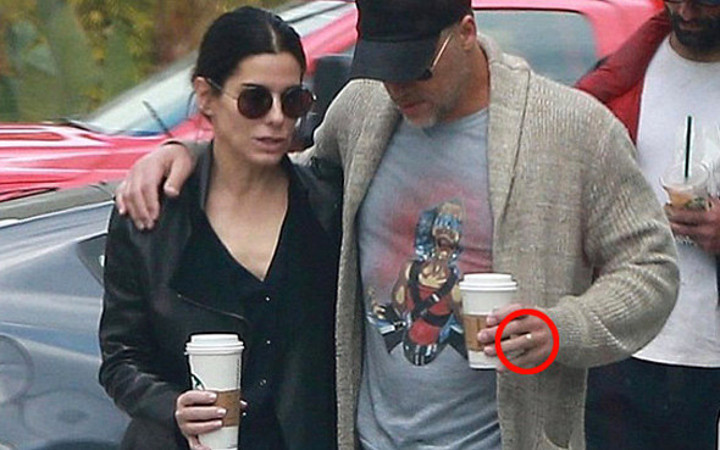 Yüzüğe dikkat! Ünlü oyuncu gizlice evlendi