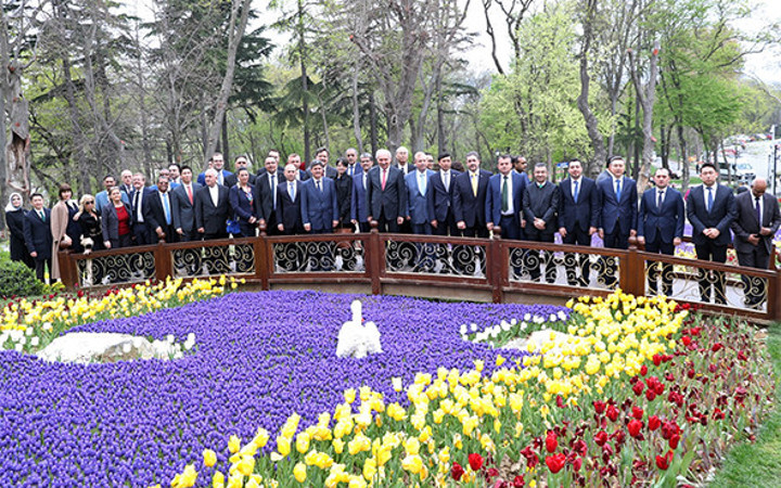 Başkan Uysal, başkonsolosları lalelerle buluşturdu!