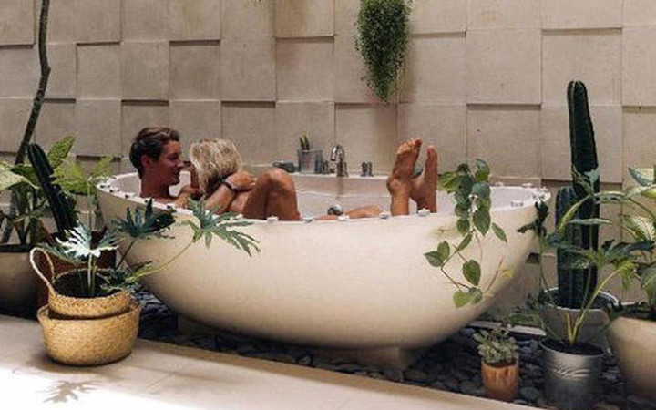 Küvete girip fotoğraf paylaştılar paraya para demiyorlar