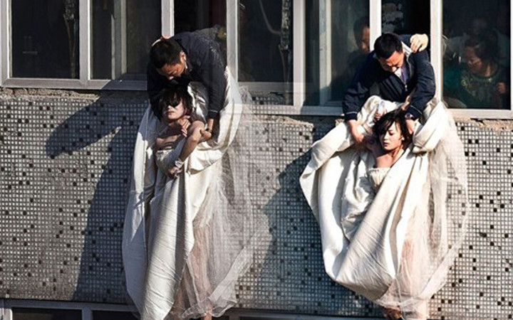 Dünyayı ayağa kaldırdı önce bileklerini kesti sonra da...