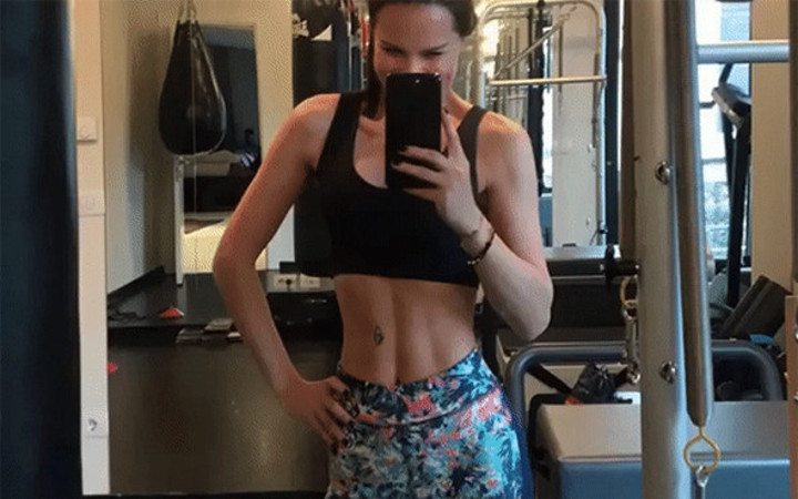 Ebru Şallı fotoşoptan vazgeçmiyor