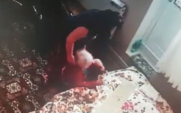 Yaşlı kadına bakıcı dehşeti! Kamerayı farketmedi...