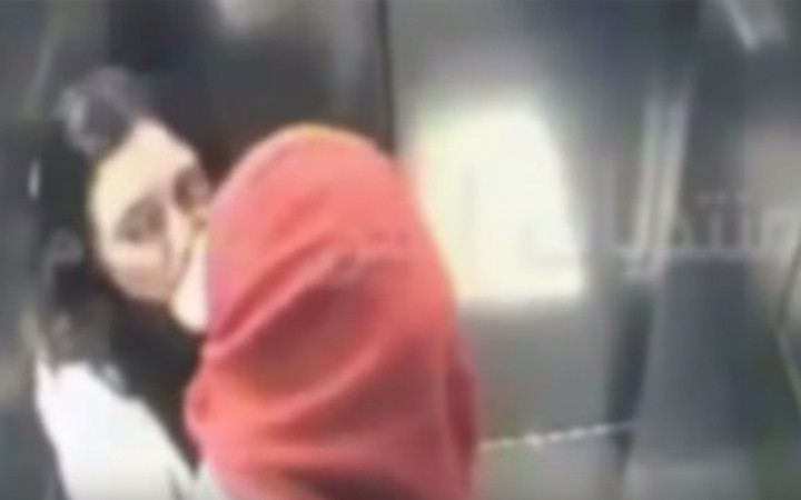 Gizli kameraya fena yakalandılar iki genç kız asansöre bindiler ve...