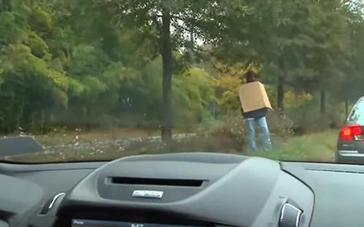 Yol kenarında evsiz bir adam gördüler ama gördükleri başlarını belaya soktu