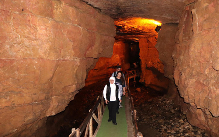 Trabzon'daki mağarının 60'ıncı metresi görenleri etkiliyor