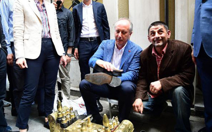 Muharrem İnce boyacının ayakkabı sandığına oturup...