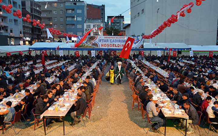 Ağrı'da Kardeşlik İftarına 3 bin kişi katıldı