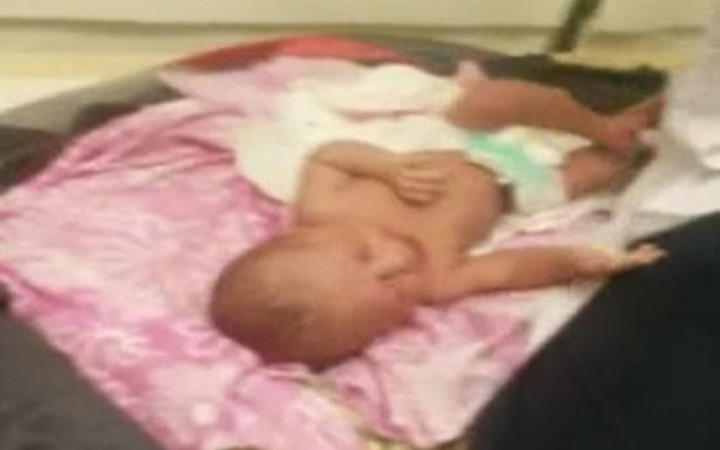 Terk edilen bebeğin ailesi göz damlasından bulundu!