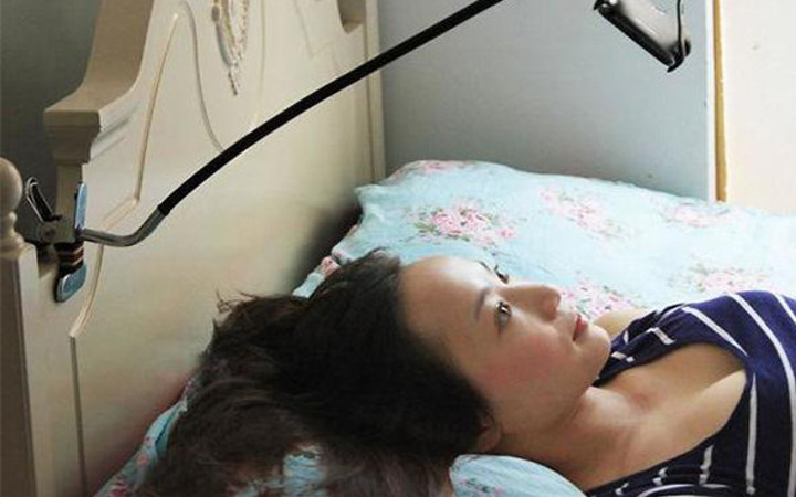 İnternet sallanıyor her gün yatağa bu halde giriyor ve...