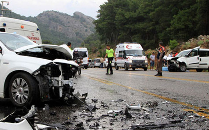 İngiliz ile Amerikalı kafa kafaya çarpıştı 4 yaralı...